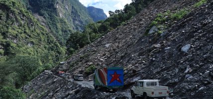 पहिरोले अवरुद्ध बेनी-जोमसोम सडक सञ्चालन