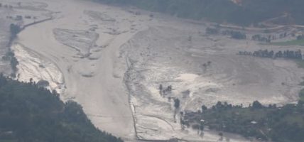भोटेकोशी बाढीपीडितका लागि पोखराका सङ्घसंस्था र व्यवसायीको सहयोग