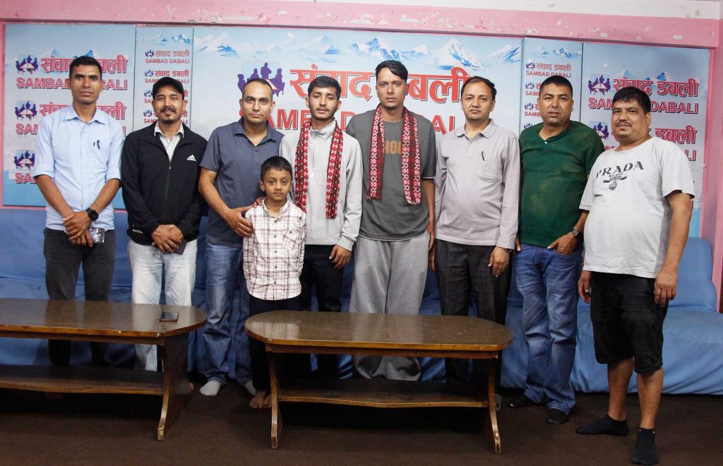 मृत्युको मुखबाट बाँचेर आएका रावल भन्छन् : टनेल भित्र रहेका सथिहरुको उद्धार भएको छैन