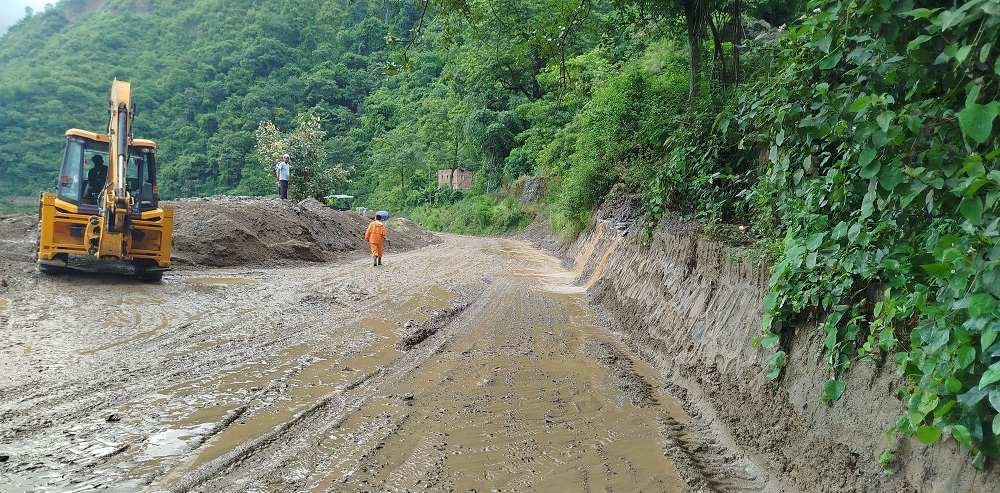 पहिरो हटाएपछि बीपी राजमार्ग सुचारु