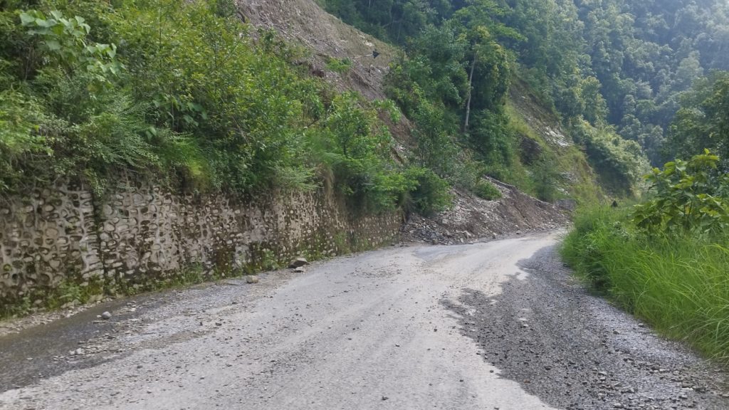 वर्षायाममा सहज बन्न सकेन बेँसीसहर–चामे सडक