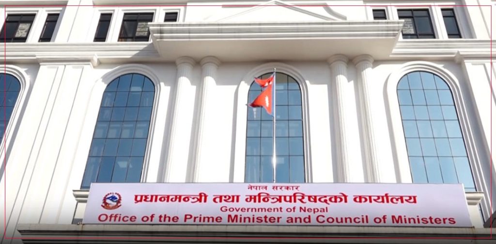 सदनमा उठाइएका जनसरोकारका विषयको प्रगति सांसदलाई जानकारी गराइँदै