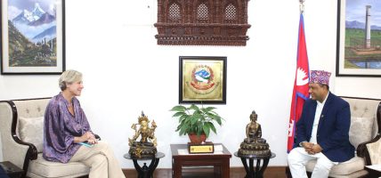 परराष्ट्रमन्त्री खनालसँग युरोपेली सङ्घका राजदूत लोरेन्जोदको बिदाइ भेट