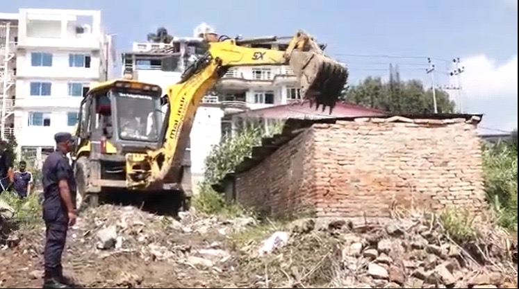 हात्तिवन क्षेत्रमा अतिक्रमण गरेर बनाएका संरचनामा डोजर