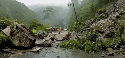 वर्षाले निम्त्यायो सडक अवरोध, विभिन्न राजमार्गमा यातायात प्रभावित