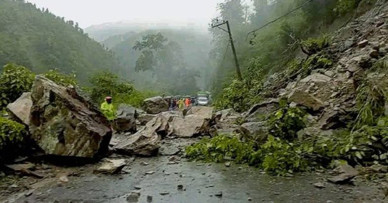 देशका विभिन्न स्थानमा सडक अवरुद्ध, यातायात प्रभावित देशका विभिन्न स्थानमा सडक अवरुद्ध, यातायात प्रभावित