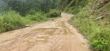 दुई वर्षमा सक्नुपर्ने सडक १० वर्षमा पनि उस्तै