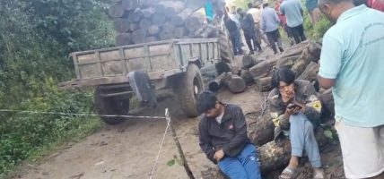 काठ लोड गर्ने क्रममा दुर्घटना हुँदा युवकको मृत्यु