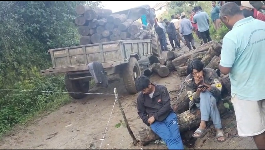 काठ लोड गर्ने क्रममा दुर्घटना हुँदा युवकको मृत्यु