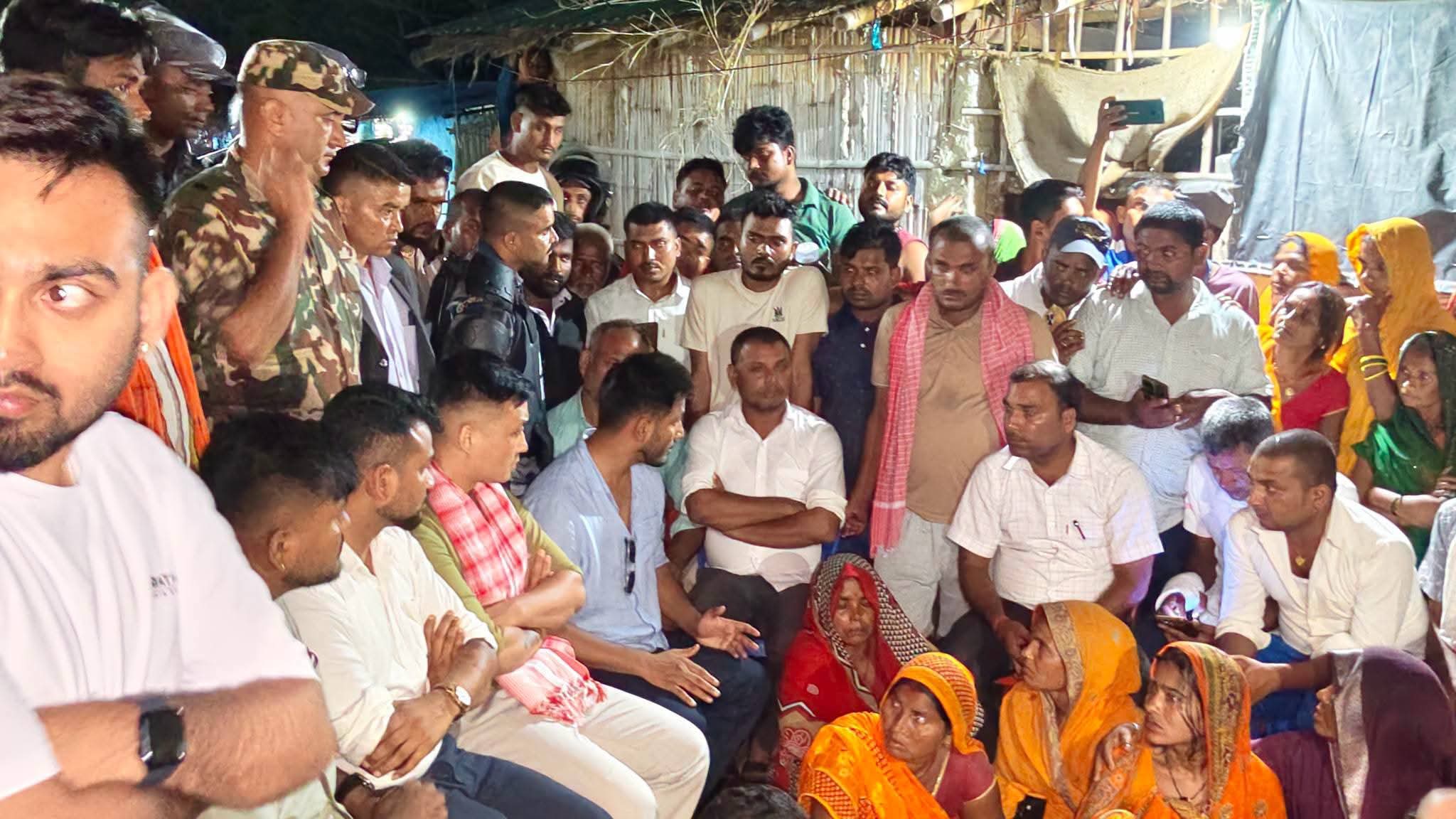 सिरहाका मृतक किशोरका परिवारलाई भेट्न गृहमन्त्री मध्यरातमै पुगे