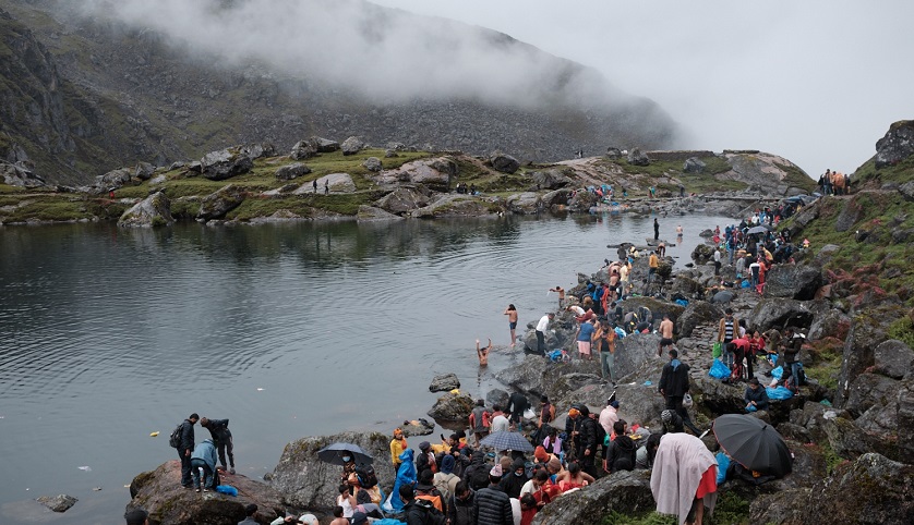 हिमालयन उद्धार सङ्घले गोसाइँकुण्डमा स्वास्थ्य शिविर सञ्चालन गर्ने