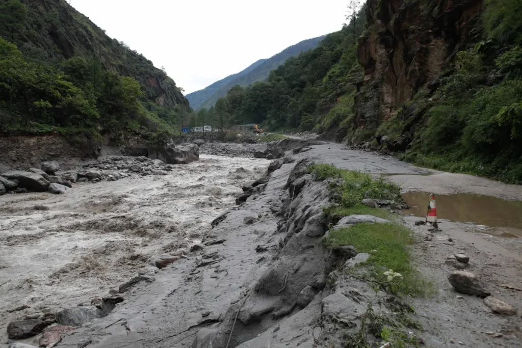 चीनतर्फ पहिरोले जमेको ताल फुट्यो, रसुवामा सतर्कता अपनाउन आग्रह