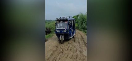 सडकको बेहाल : हिलोको पोखरी र खाल्डैखाल्डाले हिड्न सास्ती