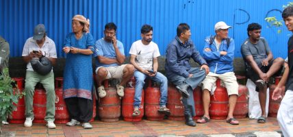 दुई सातामा ३० हजार मेट्रिक टन ग्यास आयात भएको दाबी, तर उपभोक्ता लाइनमै