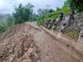 महिना दिनदेखि अवरुद्ध मेची राजमार्ग : माईखोला–राजदुवाली खण्डमा पहिरोको मार महिना दिनदेखि अवरुद्ध मेची राजमार्ग : माईखोला–राजदुवाली खण्डमा पहिरोको मार