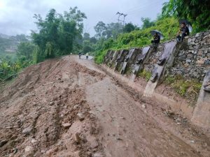 महिना दिनदेखि अवरुद्ध मेची राजमार्ग : माईखोला–राजदुवाली खण्डमा पहिरोको मार