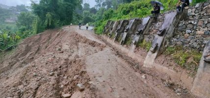 महिना दिनदेखि अवरुद्ध मेची राजमार्ग : माईखोला–राजदुवाली खण्डमा पहिरोको मार