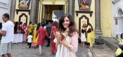 बलिउड अभिनेत्री पूजा चोपडाद्वारा पशुपतिनाथको दर्शन