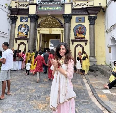 बलिउड अभिनेत्री पूजा चोपडाद्वारा पशुपतिनाथको दर्शन