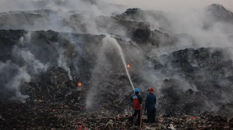 इन्डोनेसियाको जङ्गलमा लागेको आगलागीका कारण विद्यालय बन्द