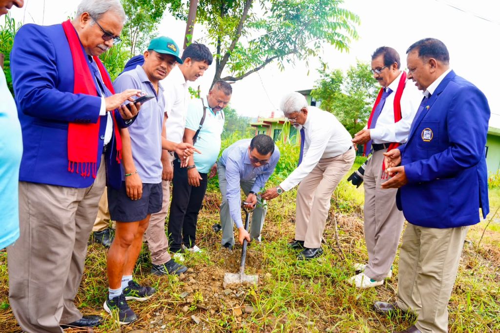 बङ्गलादेश र नेपालका फोटो पत्रकारद्वारा पोखरामा वृक्षरोपण