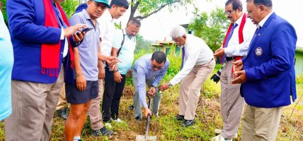 बङ्गलादेश र नेपालका फोटो पत्रकारद्वारा पोखरामा वृक्षरोपण