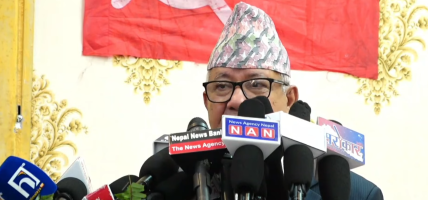 नेताको चाकडी होइन, नीति र सिद्धान्तमा जोड दिनुपर्छ : माधव नेपाल