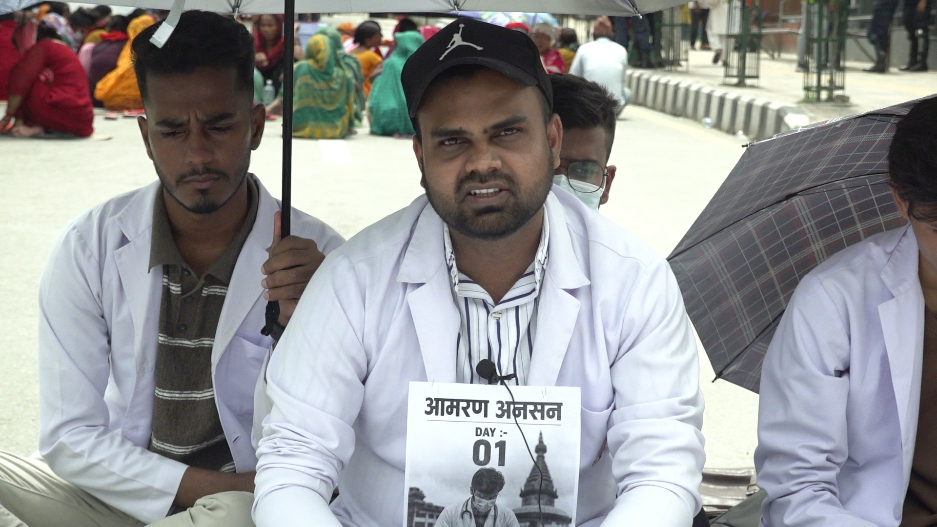 स्टाइपेन्ड एकरूपता विवाद : इन्टर्न चिकित्सकको आमरण अनसन, आयोग भन्छ- छलफल गर्दैछौं