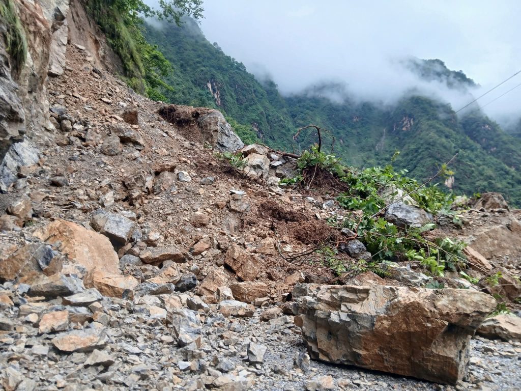 वर्षासँगै नौ सडकखण्ड अवरुद्ध, यात्रामा सतर्कता अपनाउन आग्रह
