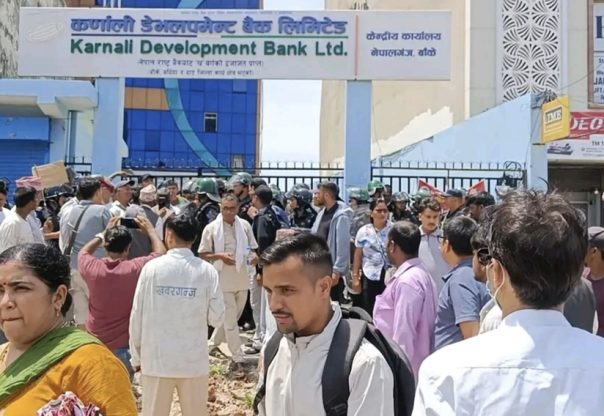 बैंक घोटाला प्रकरणमा तत्कालीन सिइओसहित तीन पक्राउ
