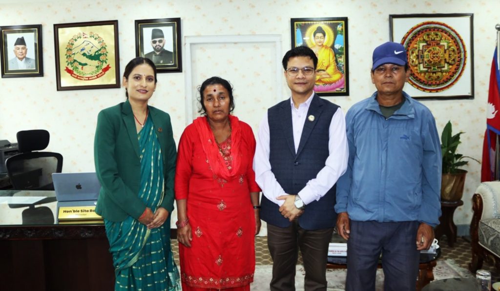 अजित मिजार हत्या प्रकरण : न्यायको माग गर्दै मन्त्री बादी र सचेतक परियारसँग परिवारको भेट