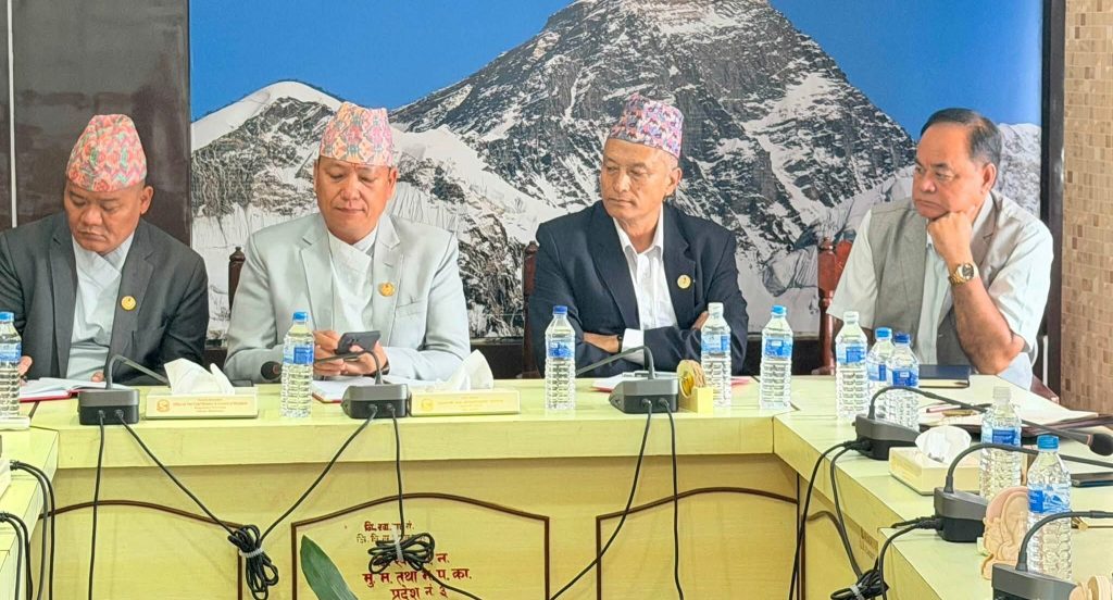 मुख्यमन्त्री कार्यालयमा आपत्कालीन बैठक सुरु, मुख्यमन्त्री थापाद्धारा सावधानी अपनाउन अनुरोध