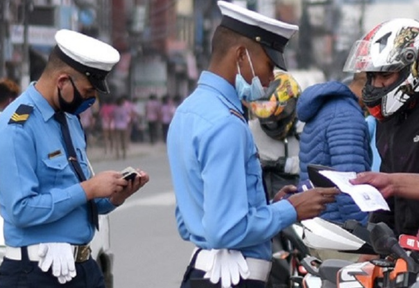 २४ घण्टामा ट्राफिक प्रहरीले गर्यो ९९३ जनालाई कारबाही २४ घण्टामा ट्राफिक प्रहरीले गर्यो ९९३ जनालाई कारबाही
