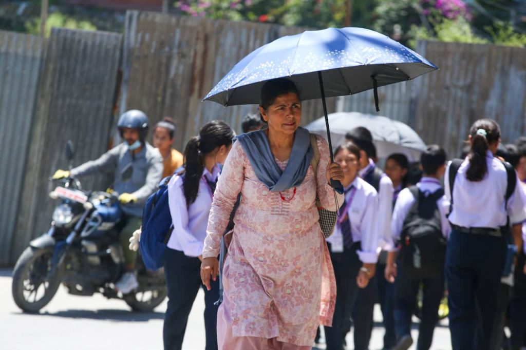 काठमाडौंमा गर्मी बढेपछि छाताको सहारा लिँदै पैदल यात्री
