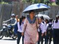 काठमाडौंमा गर्मी बढेपछि छाताको सहारा लिँदै पैदल यात्री