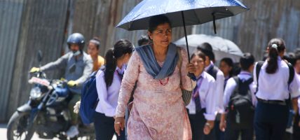 काठमाडौंमा गर्मी बढेपछि छाताको सहारा लिँदै पैदल यात्री