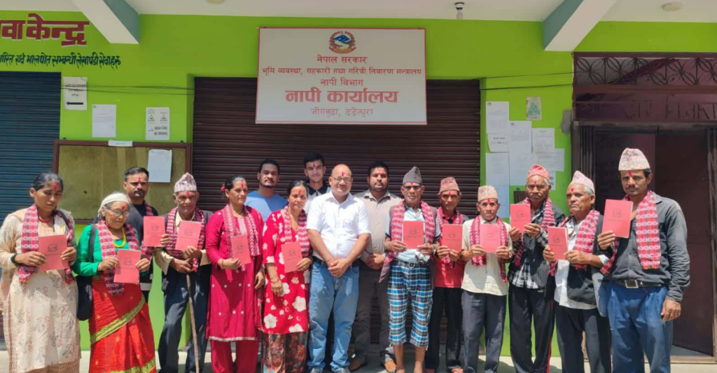 नाप नक्सा पूरा भएको ३८ वर्षपछि पाए डडेलधुराका १२ परिवारले पाए पुर्जा