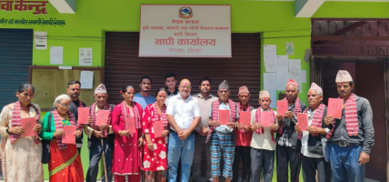 नाप नक्सा पूरा भएको ३८ वर्षपछि पाए डडेलधुराका १२ परिवारले पाए पुर्जा