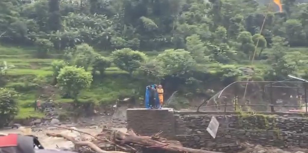 मोदी खोलामा बाढी, अन्नपूर्ण मन्दिरमा पुजारीसहित तीन जना जोखिममा