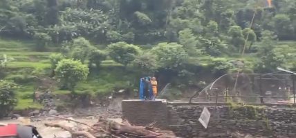 मोदी खोलामा बाढी, अन्नपूर्ण मन्दिरमा पुजारीसहित तीन जना जोखिममा