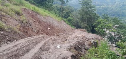 मेची राजमार्ग निरन्तर अवरुद्ध : राजदुवालीमै अड्किएको पूर्वी पहाडको जीवनरेखा