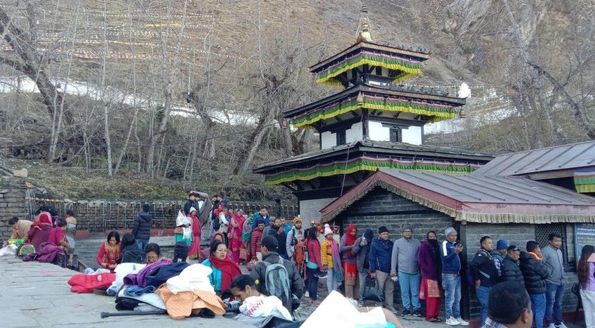 जनैपूर्णिमामा मुक्तिनाथ मन्दिरमा दर्शनार्थीको घुइँचो