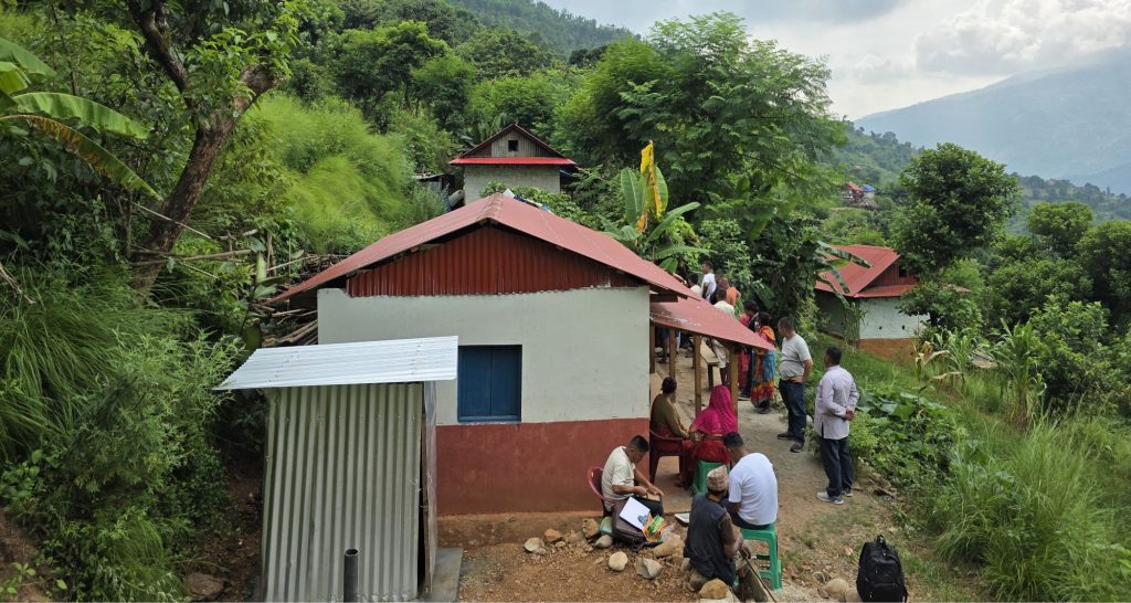 विपन्न परिवारले पाए भूकम्प प्रतिरोधी घर