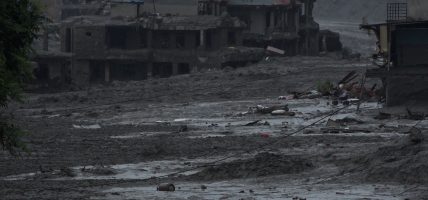 जनप्रतिनिधि र कर्मचारीद्वारा आठ लाख बढी सहयोग