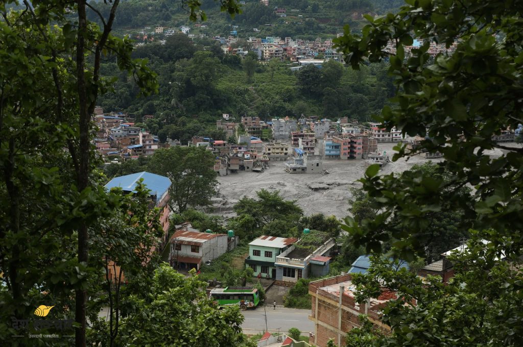 धुन्चेमा रोकिएका बाढी प्रभावितलाई वैकल्पिक मार्गबाट काठमाडौँ ल्याइँदै
