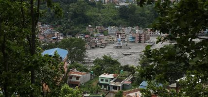 धुन्चेमा रोकिएका बाढी प्रभावितलाई वैकल्पिक मार्गबाट काठमाडौँ ल्याइँदै