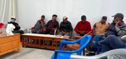 पुथाङ गाउँसमाजद्वारा पाँच लाख ५१ हजार बाढीपीडितलाई सहयोग