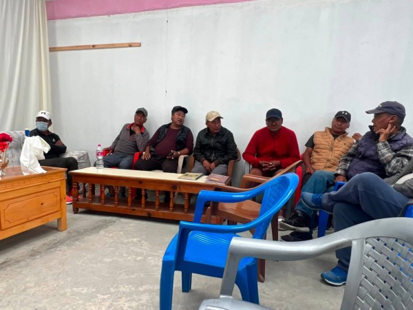 पुथाङ गाउँसमाजद्वारा पाँच लाख ५१ हजार बाढीपीडितलाई सहयोग