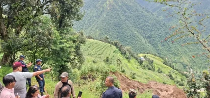 पहिरोले घर जोखिममा, पानी पर्नासाथ छिमेकीको घरमा बास