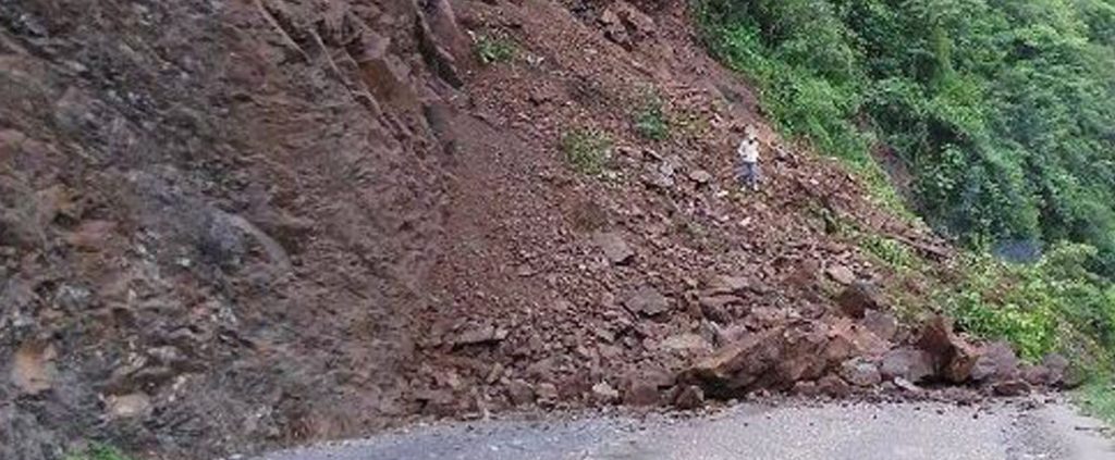 वर्षाले विभिन्न राजमार्ग अवरुद्ध, यात्रामा सतर्कता अपनाउन आग्रह